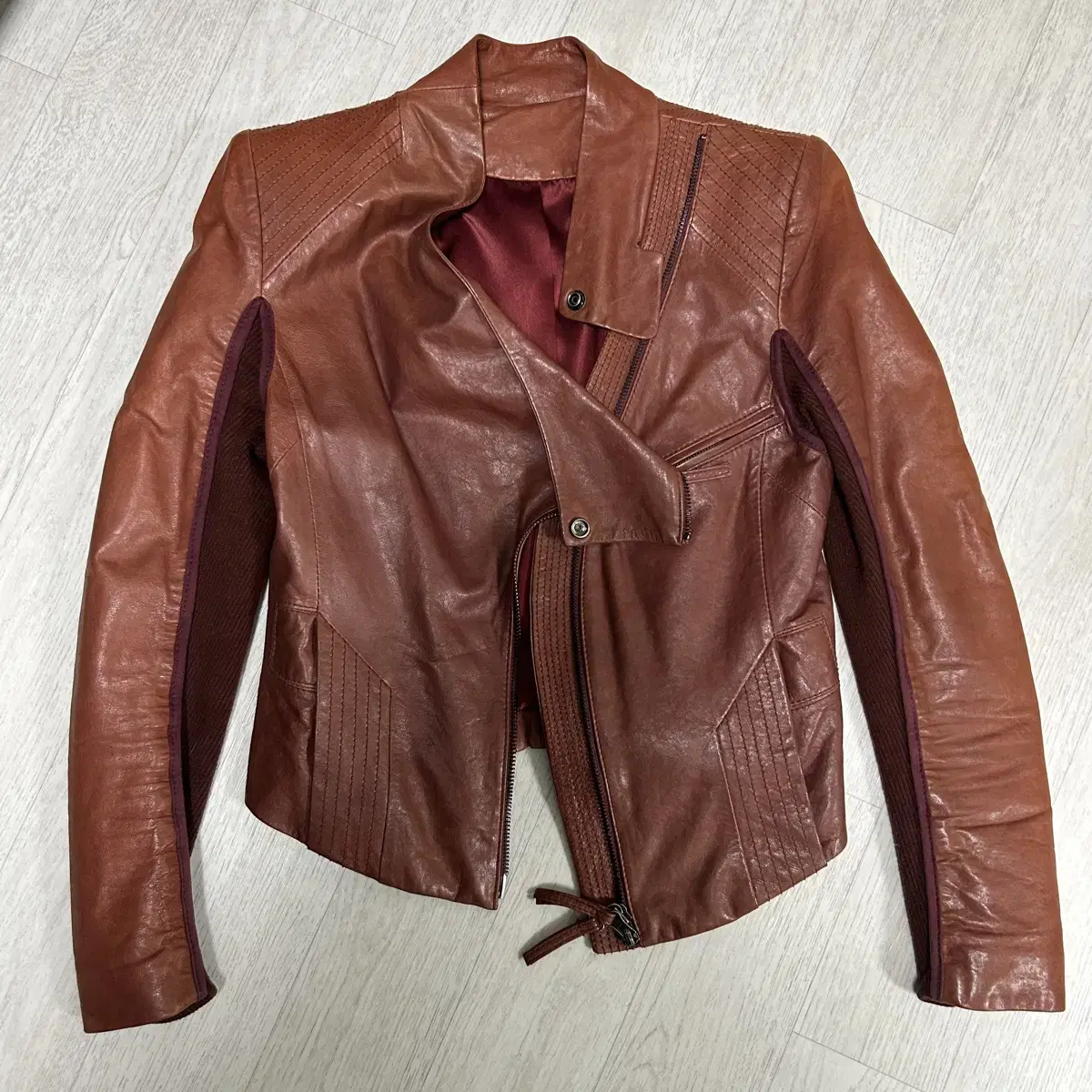 Sheepskin Nokara semi sells cropped jackets cheaply.