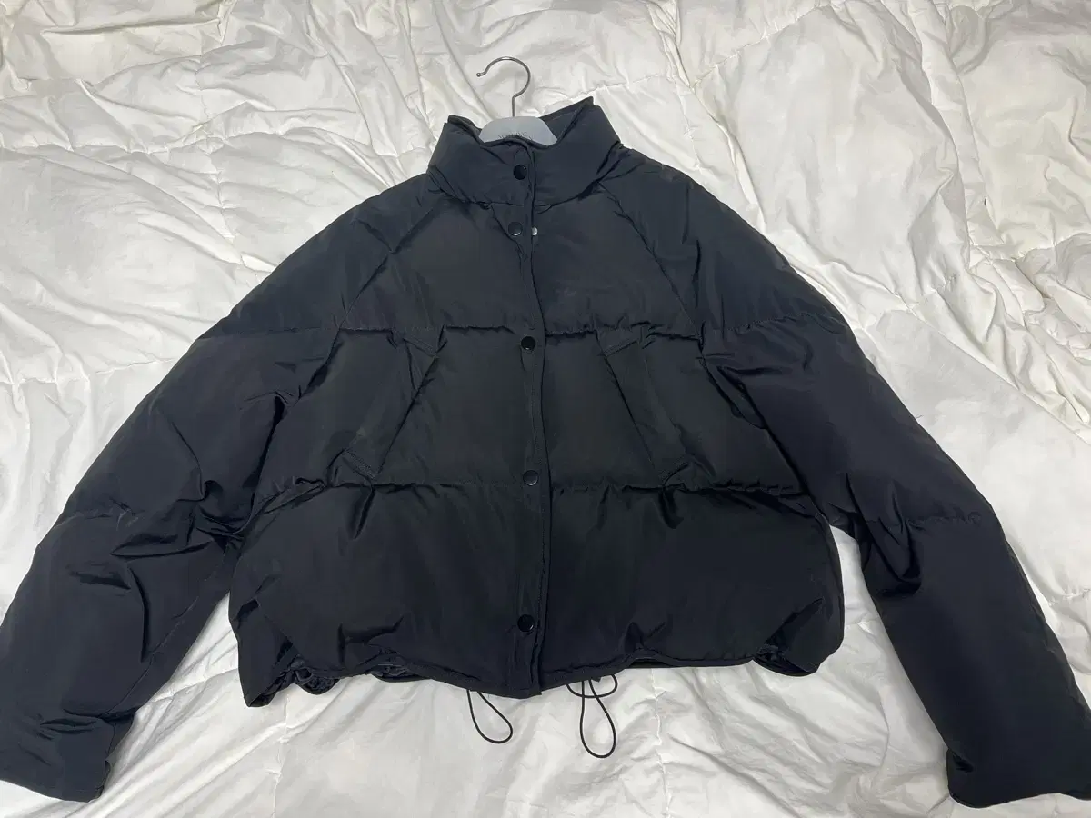 낫띵리튼 cropped string puffer jacket