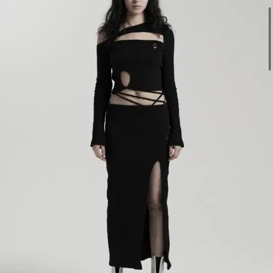 오도어 Hole slit skirt in black