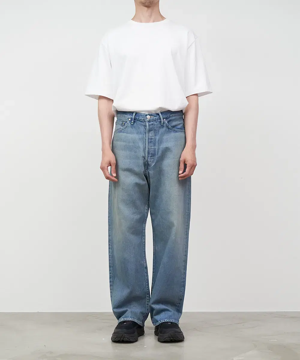 [1] Graf Paper Selvedge Denim 5-Pocket Wide Straight Fit Lightfade