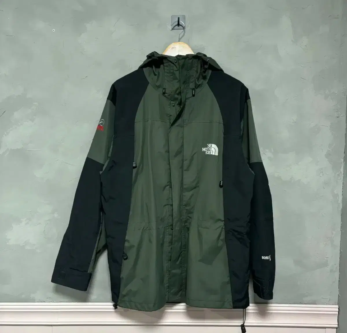 M The North Face Gore-Tex Summit Windbreaker