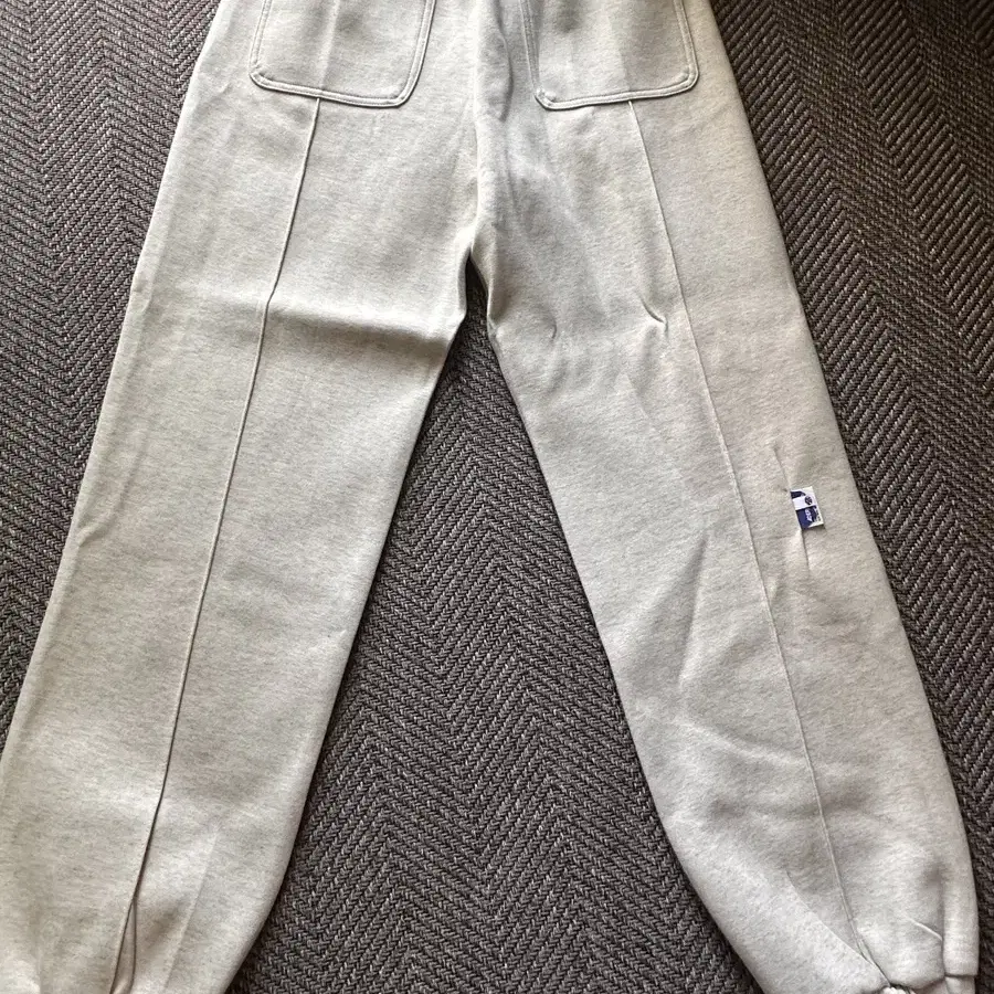 아더에러 Twin heart logo sweatpants A1