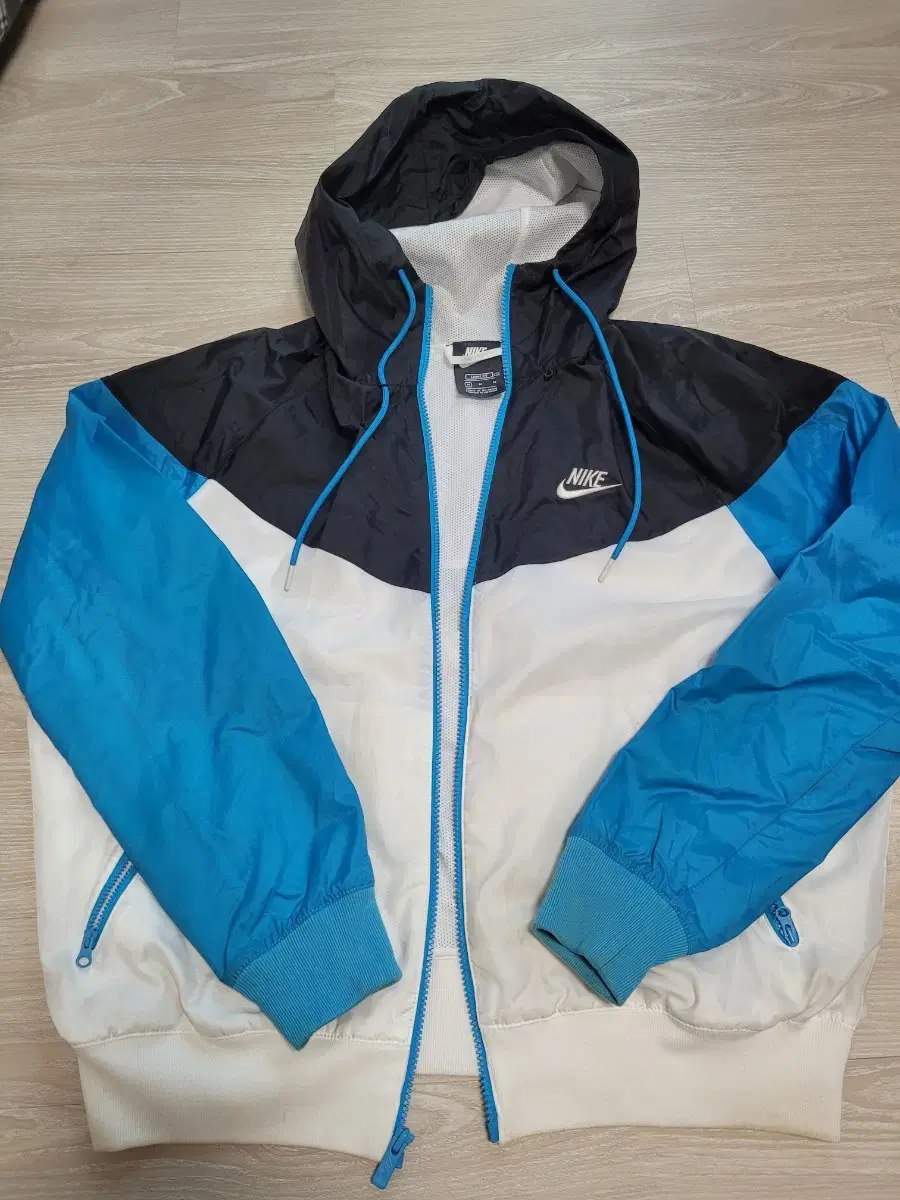 Nike Windrunner bloo size M