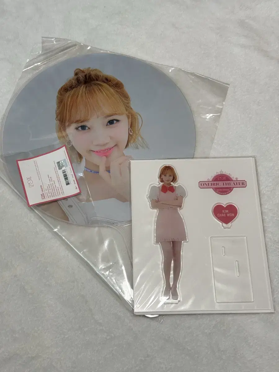 (reduced price) kim chaewon acrylic stand + image pickets