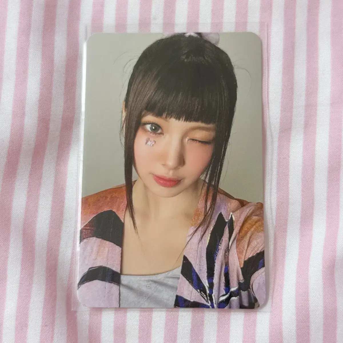 New jeans hyein Get up broadcast 2nd photocard