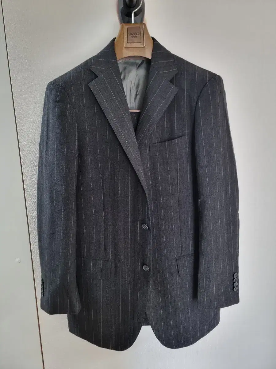 Ring jacket black lapel charcoal gray striped suit set