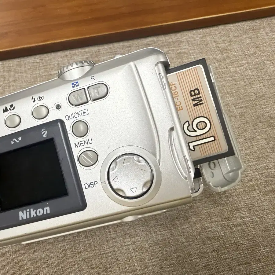 뉴진스 빈티지 디카 니콘 쿨픽스 nikon coolpix 2000 판매