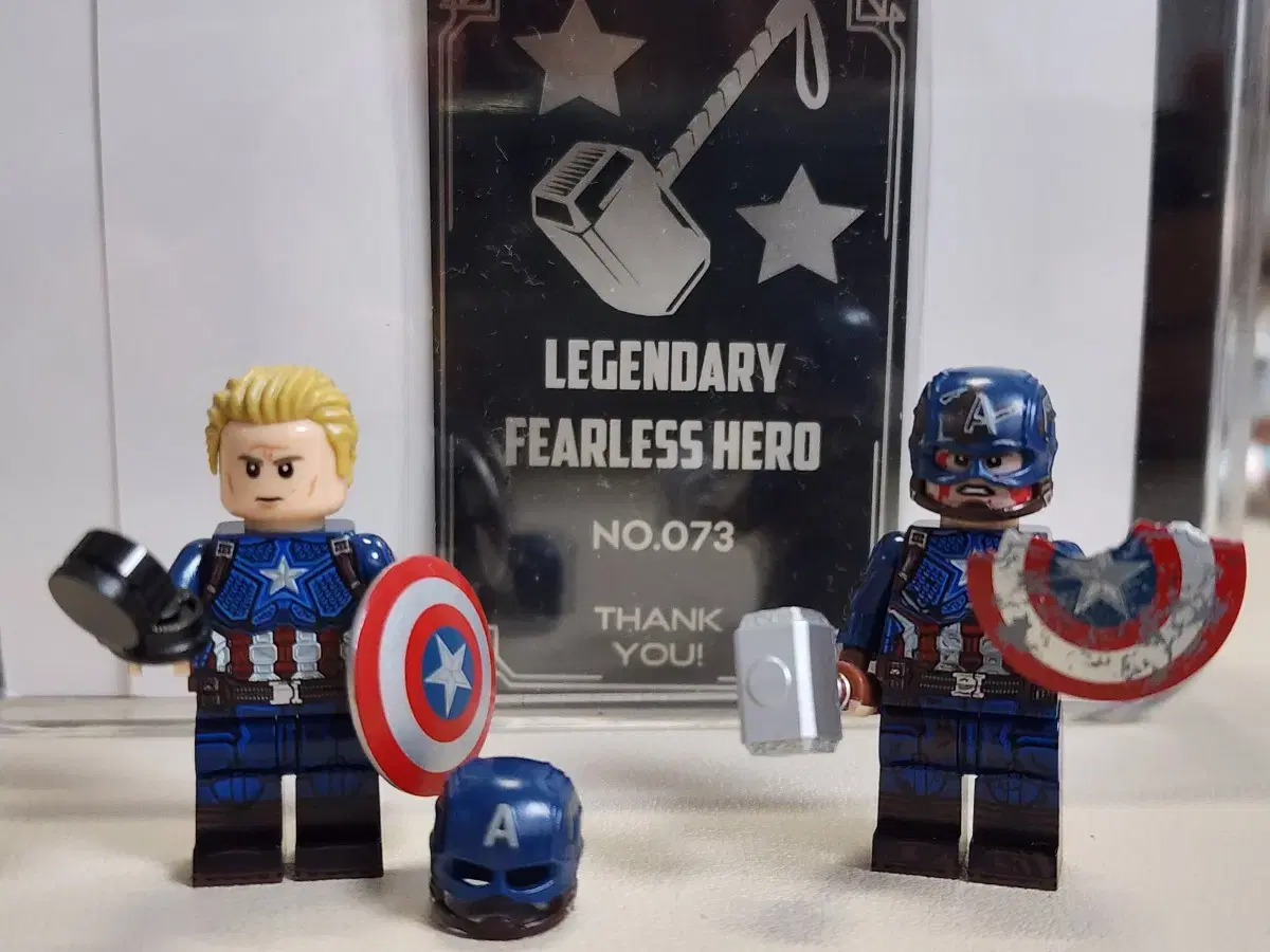 LEGO Customizable Captain America in two limited editions (Legend MOC)