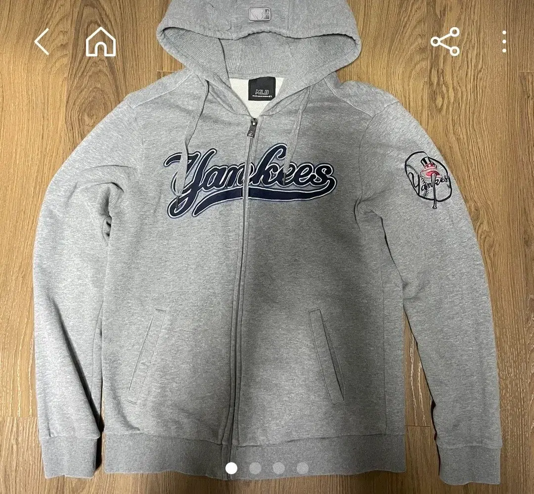 MLB Hooded Zip Up Yankees (size 100)