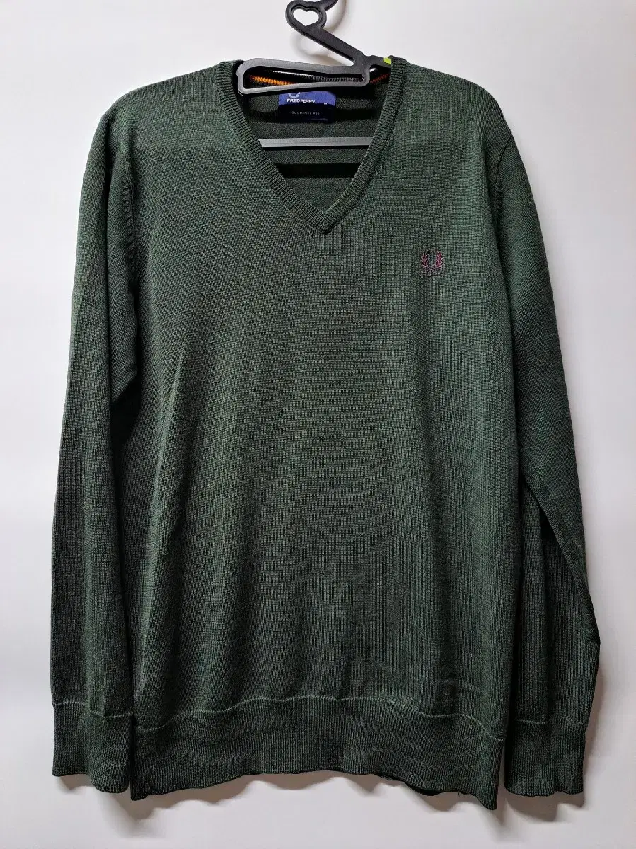 (M) Fred Perry Merino Wool V-Neck Knit