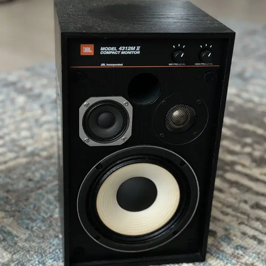 jbl 4312 m2 블랙 컬러 스피커 판매