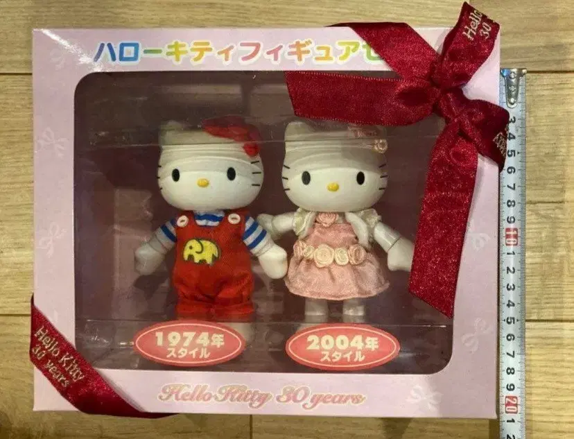 Kitty30th AnniversaryFigures1974ValetKittyStrawberryCouchCouple