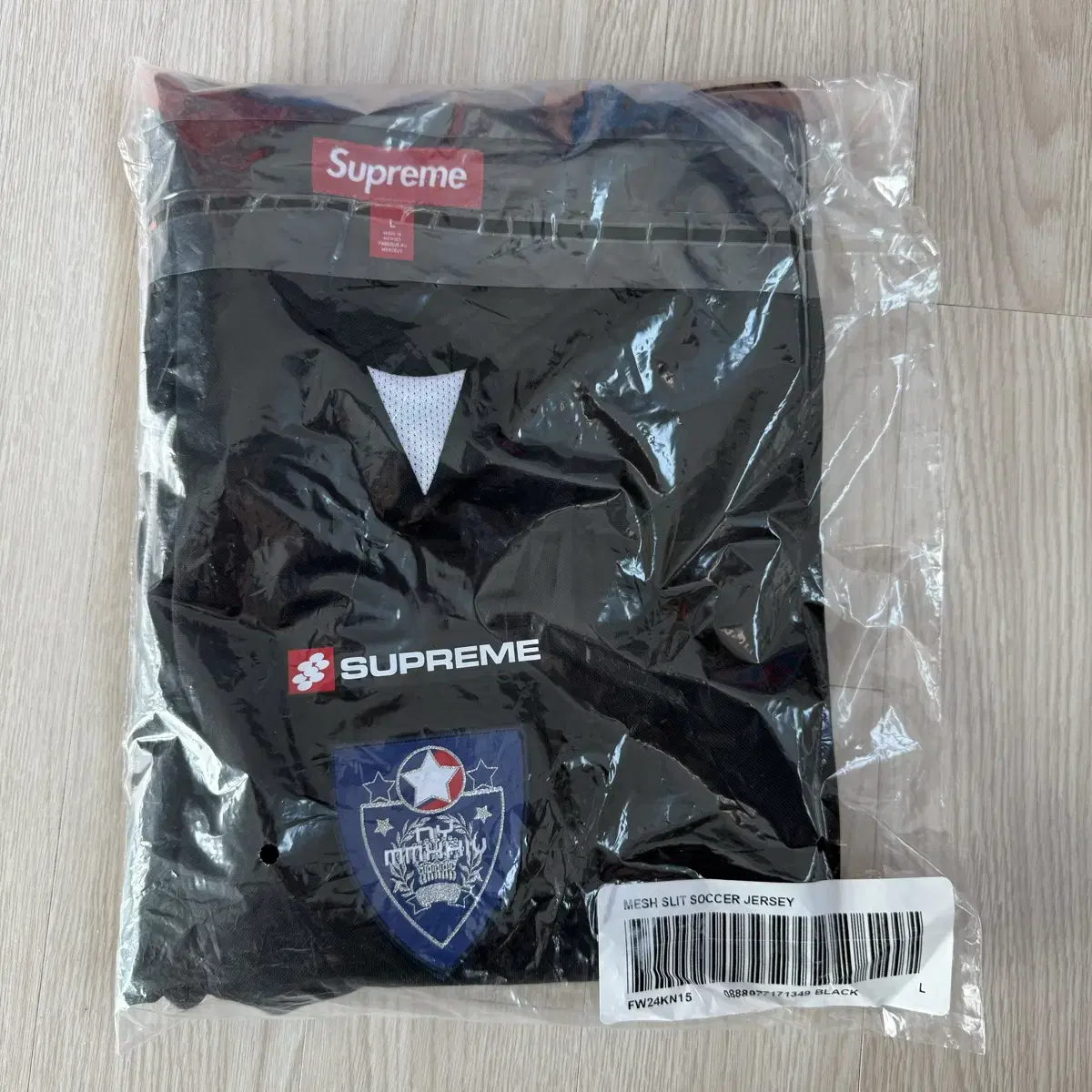 Supreme Crest Saskatchewan Black 24FW L Sells