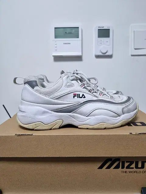 FILA 필라 휠라 운동화 235 ( 무료배송 )