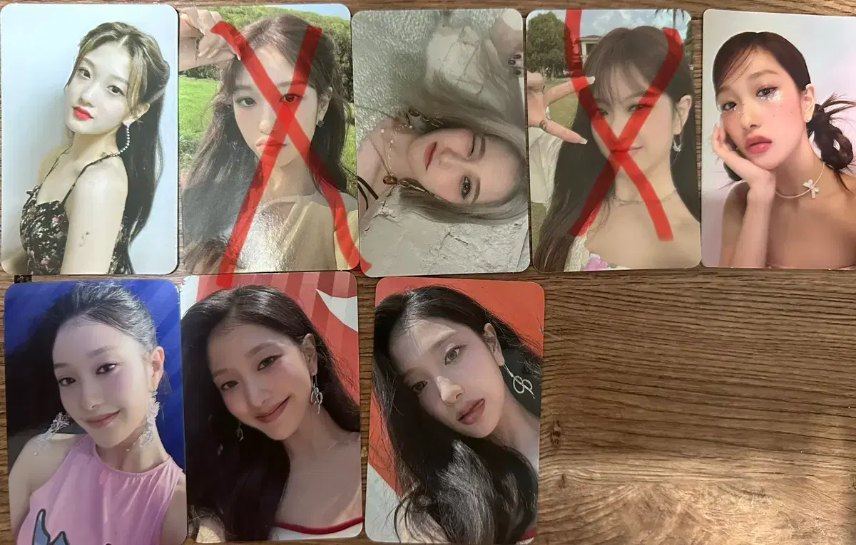 Fromis 9 lee seoyeon sells photo cards.