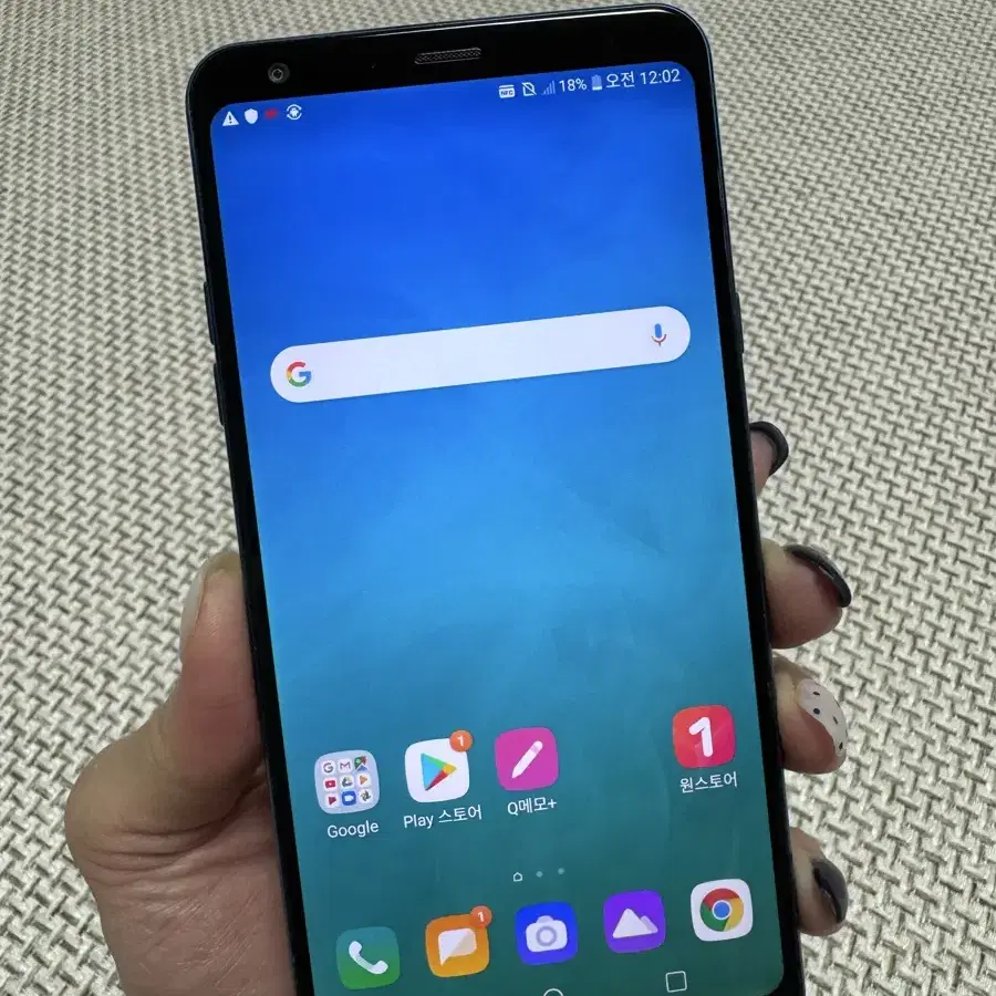 LG Q8