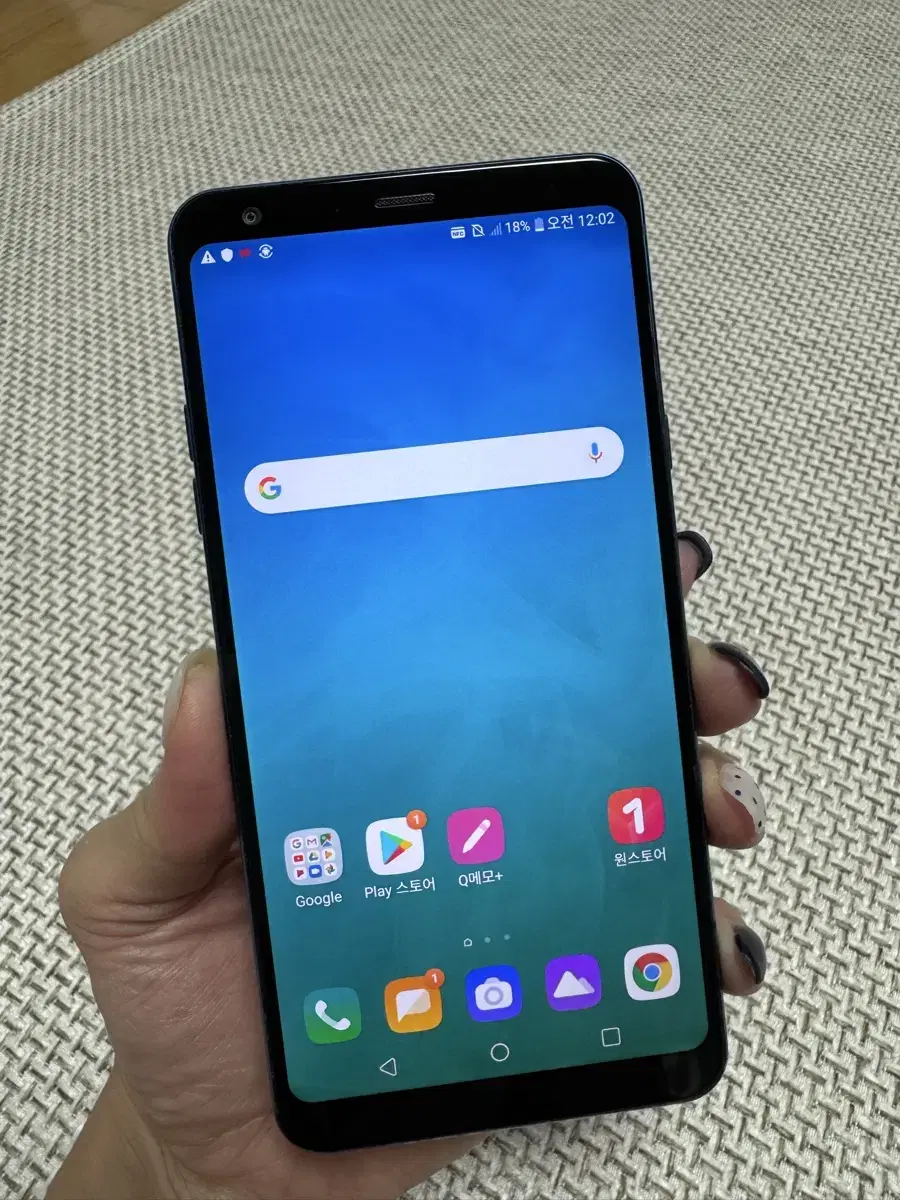 LG Q8