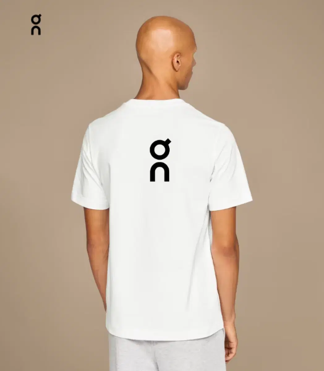 [black,white]onrunning men's club short sleeve t-shirt