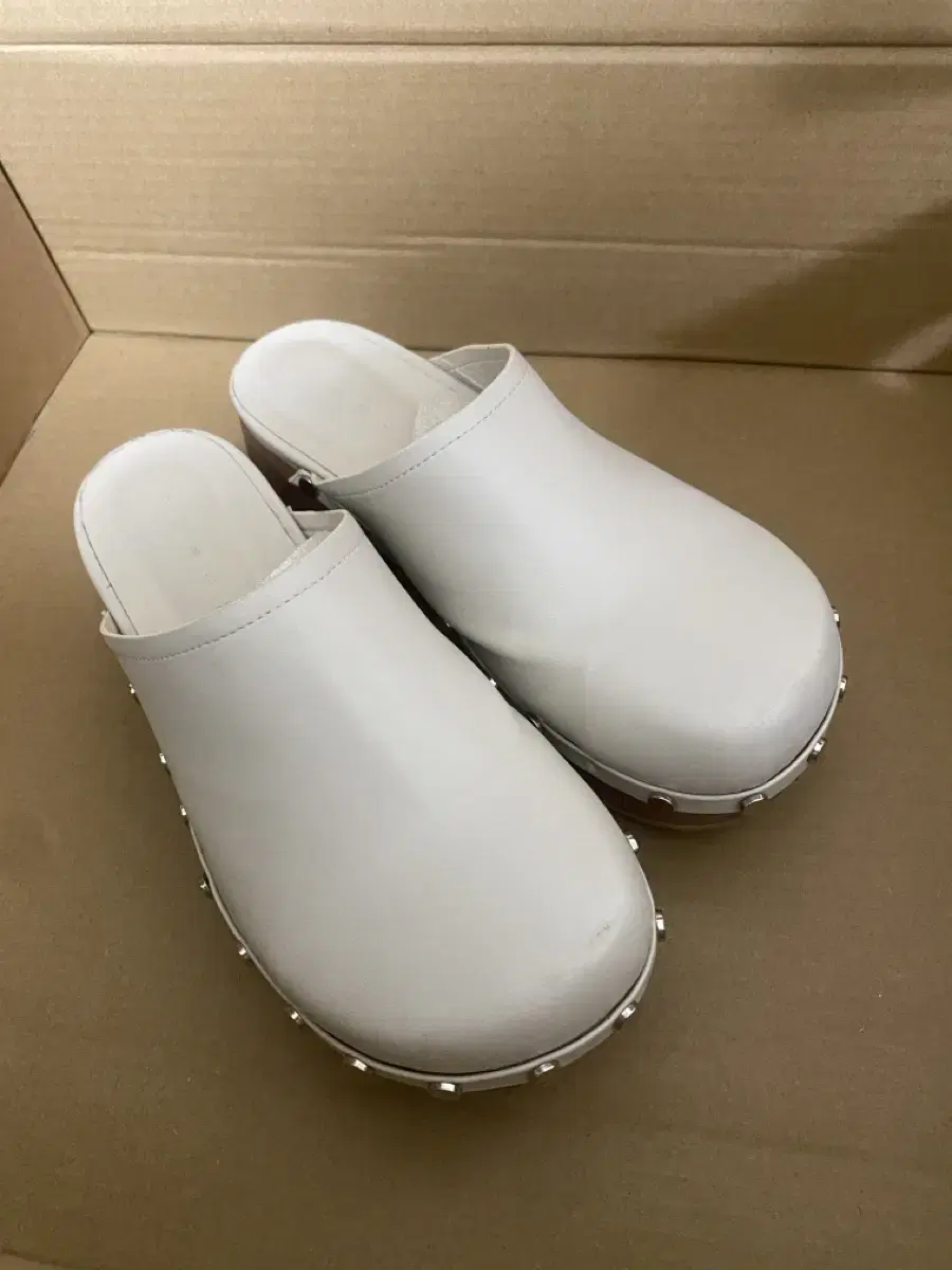 Ivory heeled clogs Europe 36 size