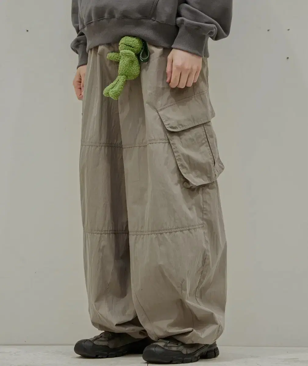 East Service Shop Maximal Cargo Balloon Pants Dark Beige 48