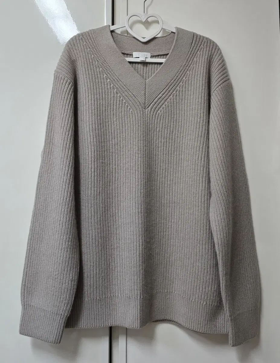 [ M ] COS V-neck sweater light cappuccino color