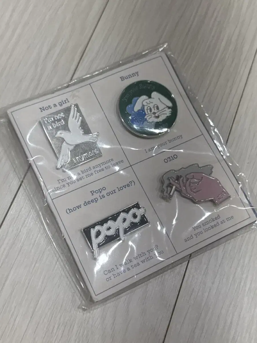 Baek Yerin - Turn On That Bloo Vinyl Pin Badge Set