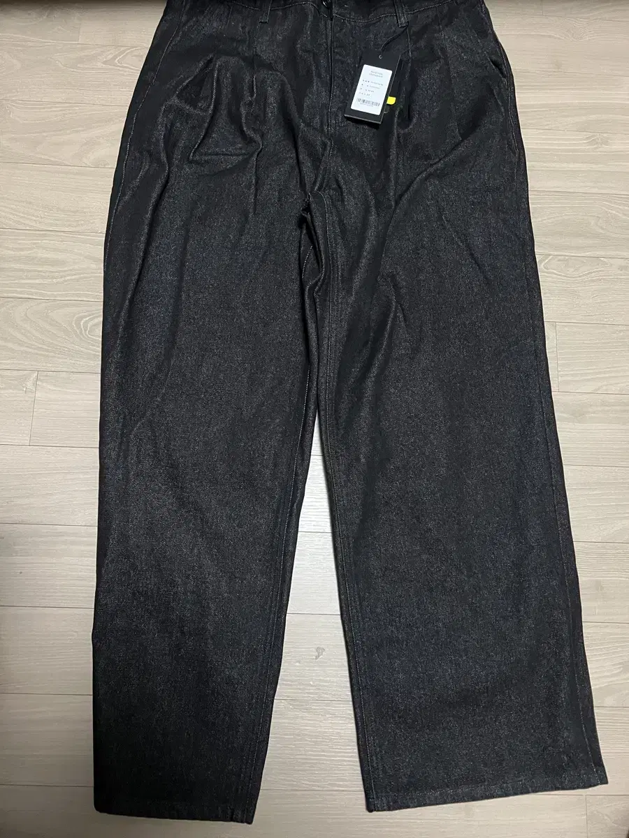 (New) 33 Mens Standard Two Tuck Wide Denim Pants