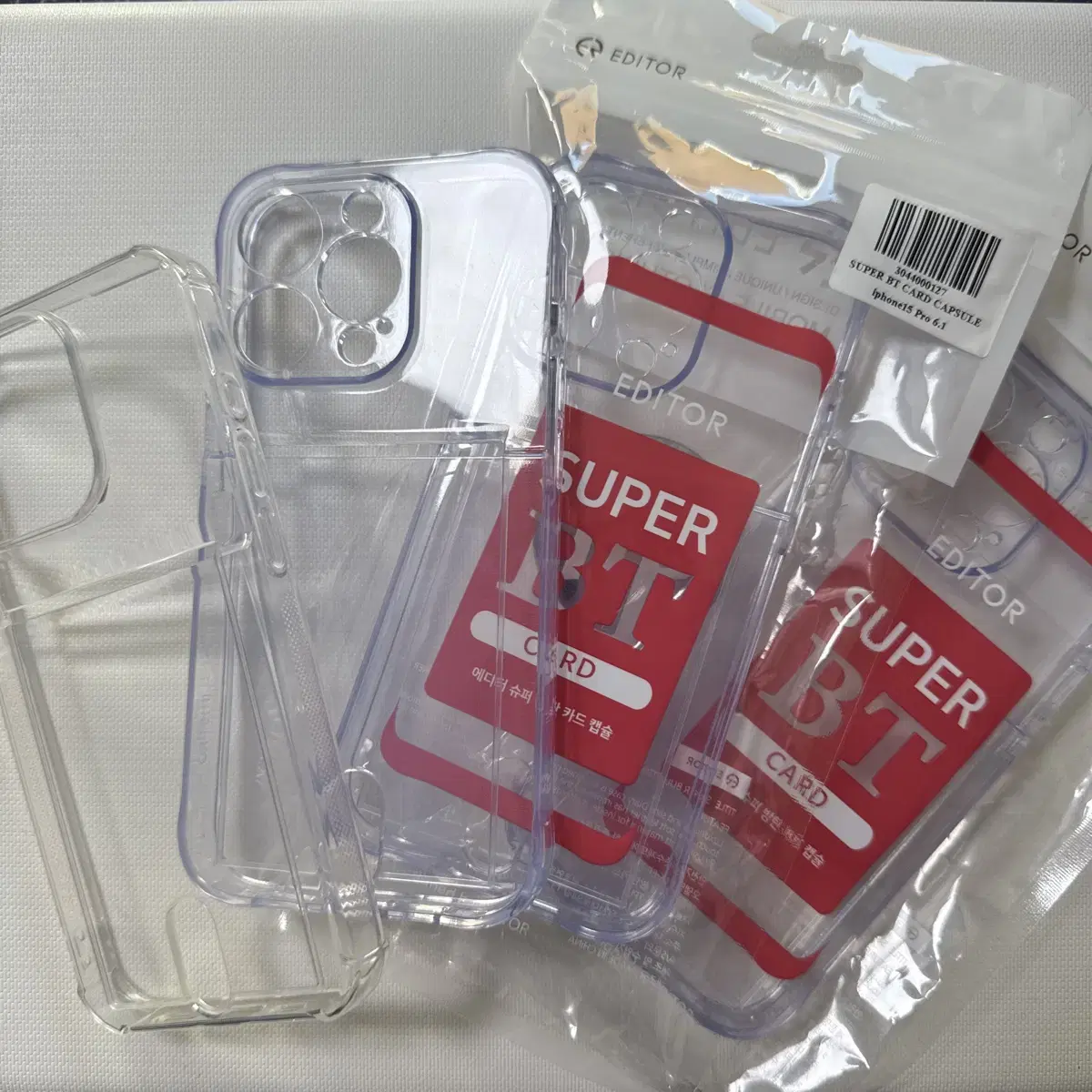 Four iPhone 15 Pro kard storage cases