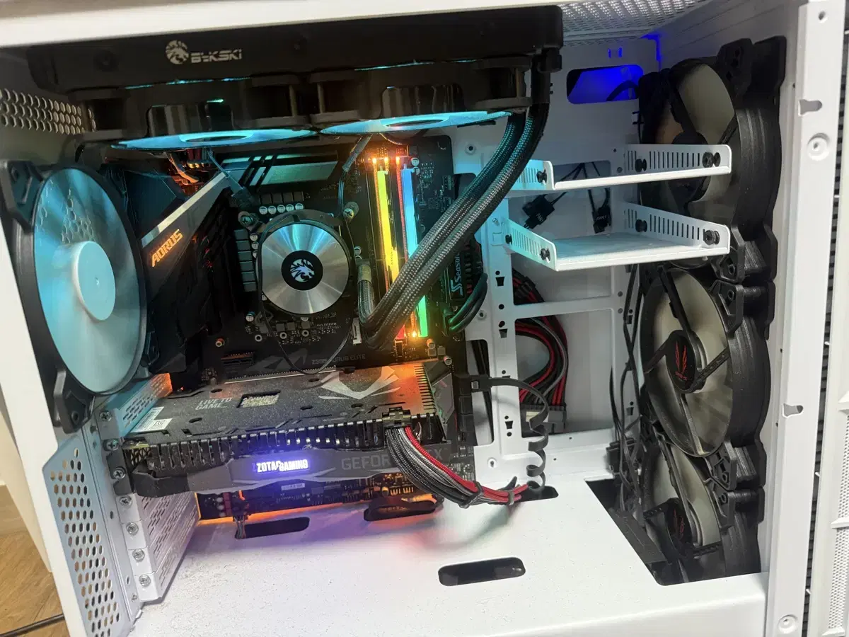 i7 9700K RTX2070 게이밍컴퓨터 판매합니다.