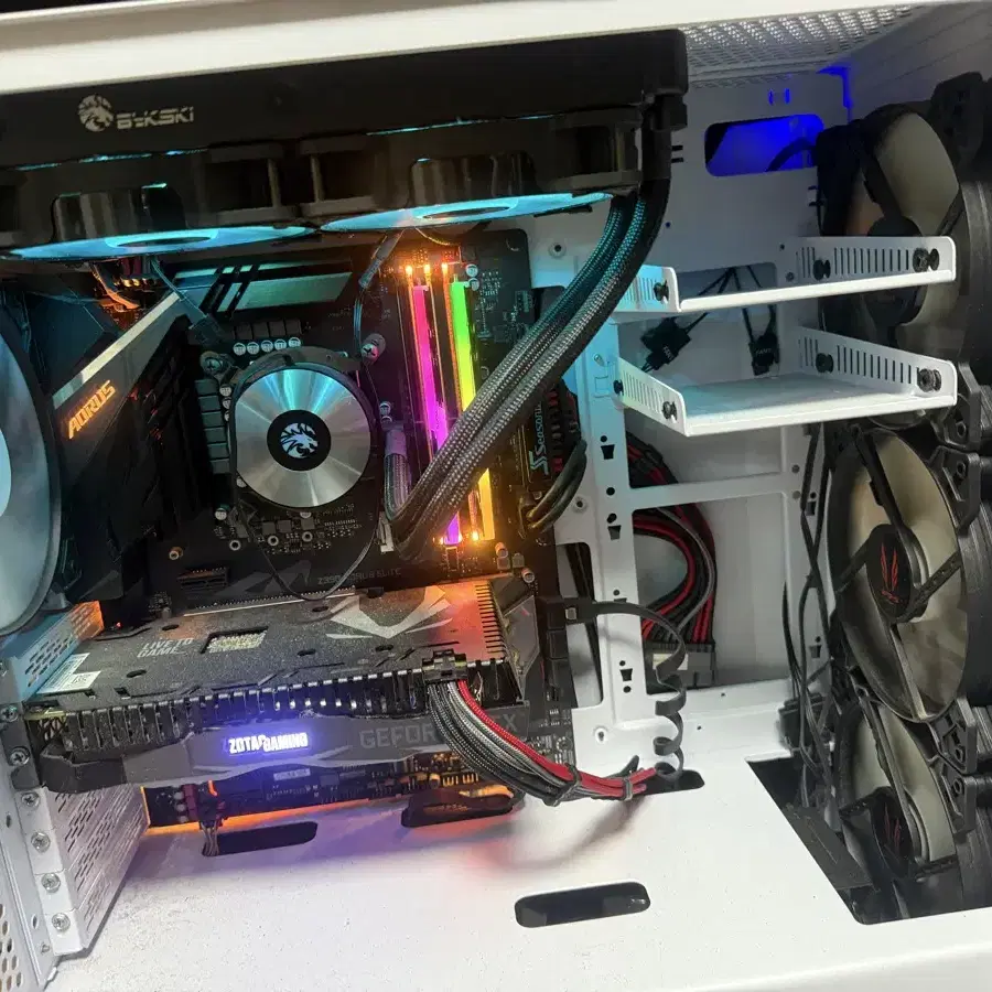 i7 9700K RTX2070 게이밍컴퓨터 판매합니다.