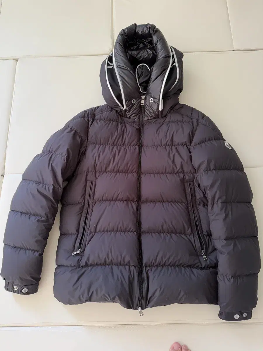 Moncler Cadere Size 4 Black