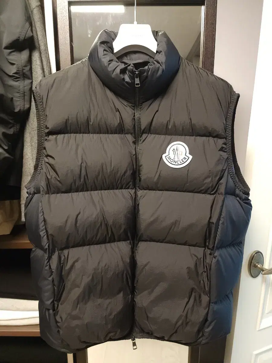 Moncler ALMAZ Padded vest down vest size 4