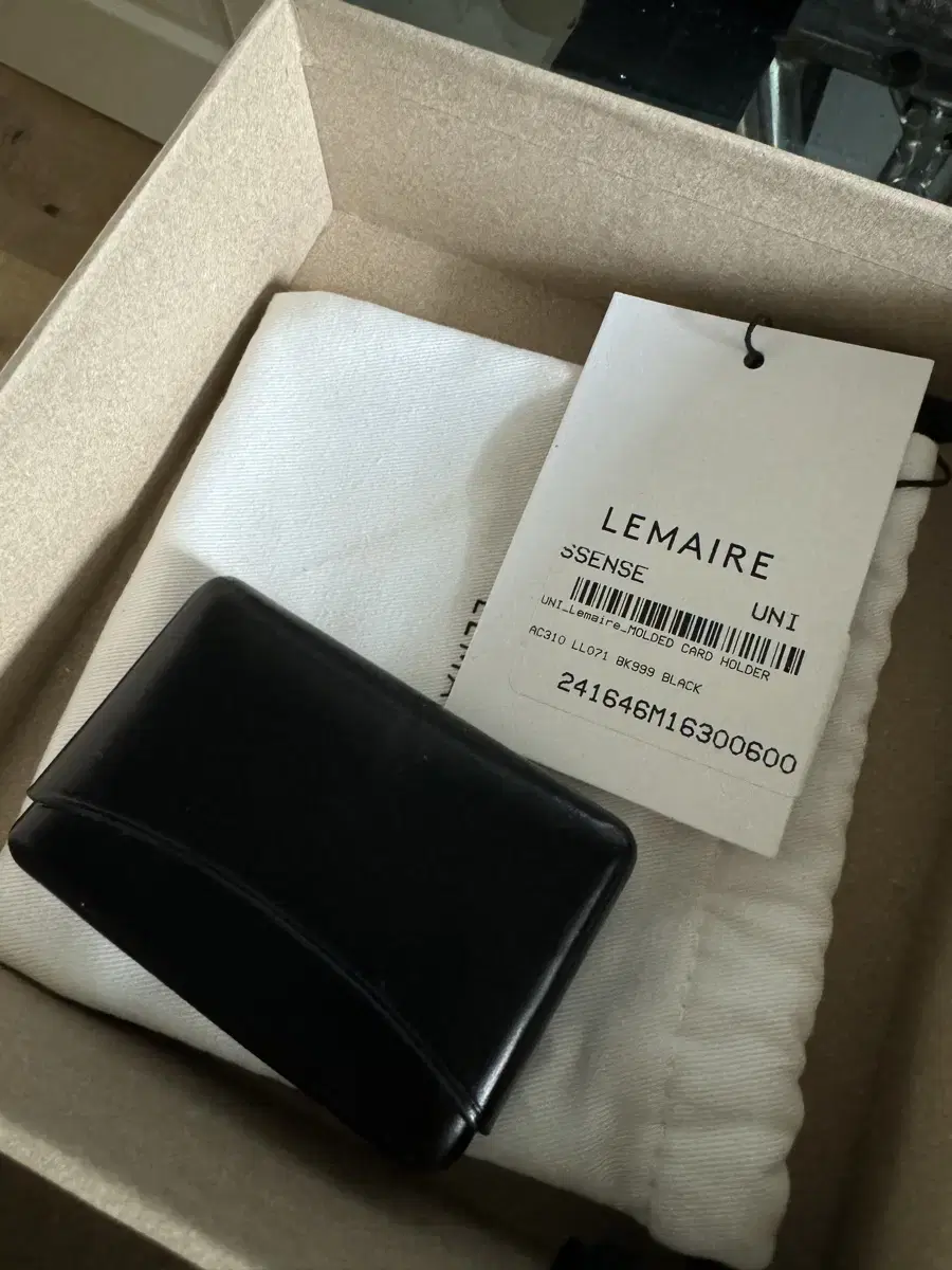 르메르 Lemaire Molded Card Holder Black 팝니다