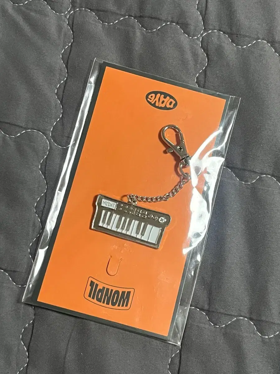 Day 6 Denimals Instrument Keyring Peel Unsealed