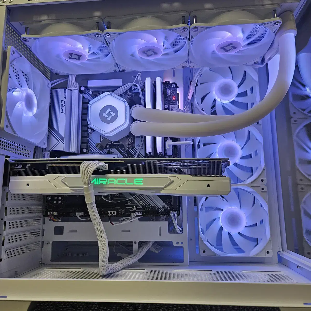 7800x3d, rtx4070 super 미라클 white 본체