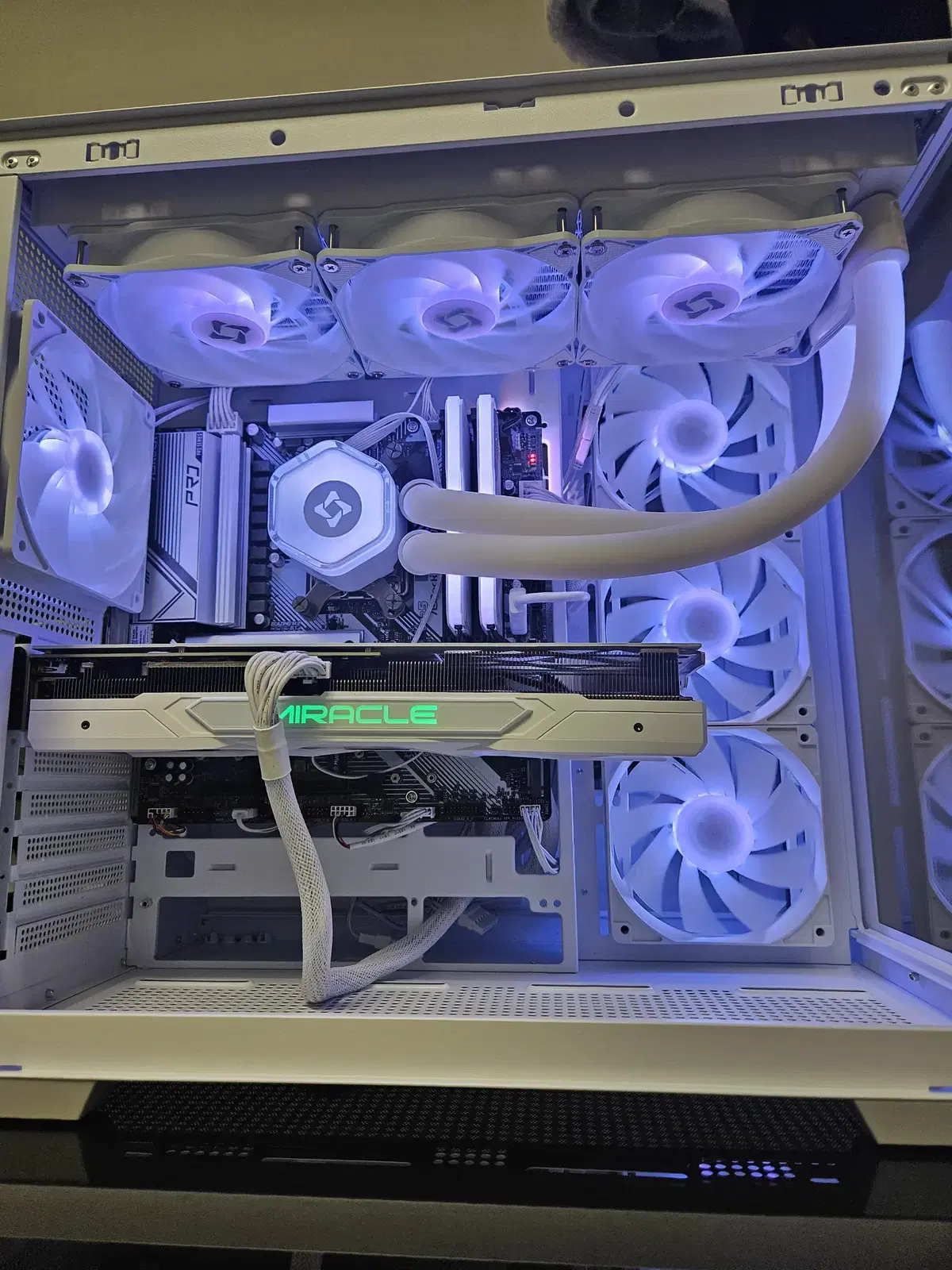 7800x3d, rtx4070 super 미라클 white 본체