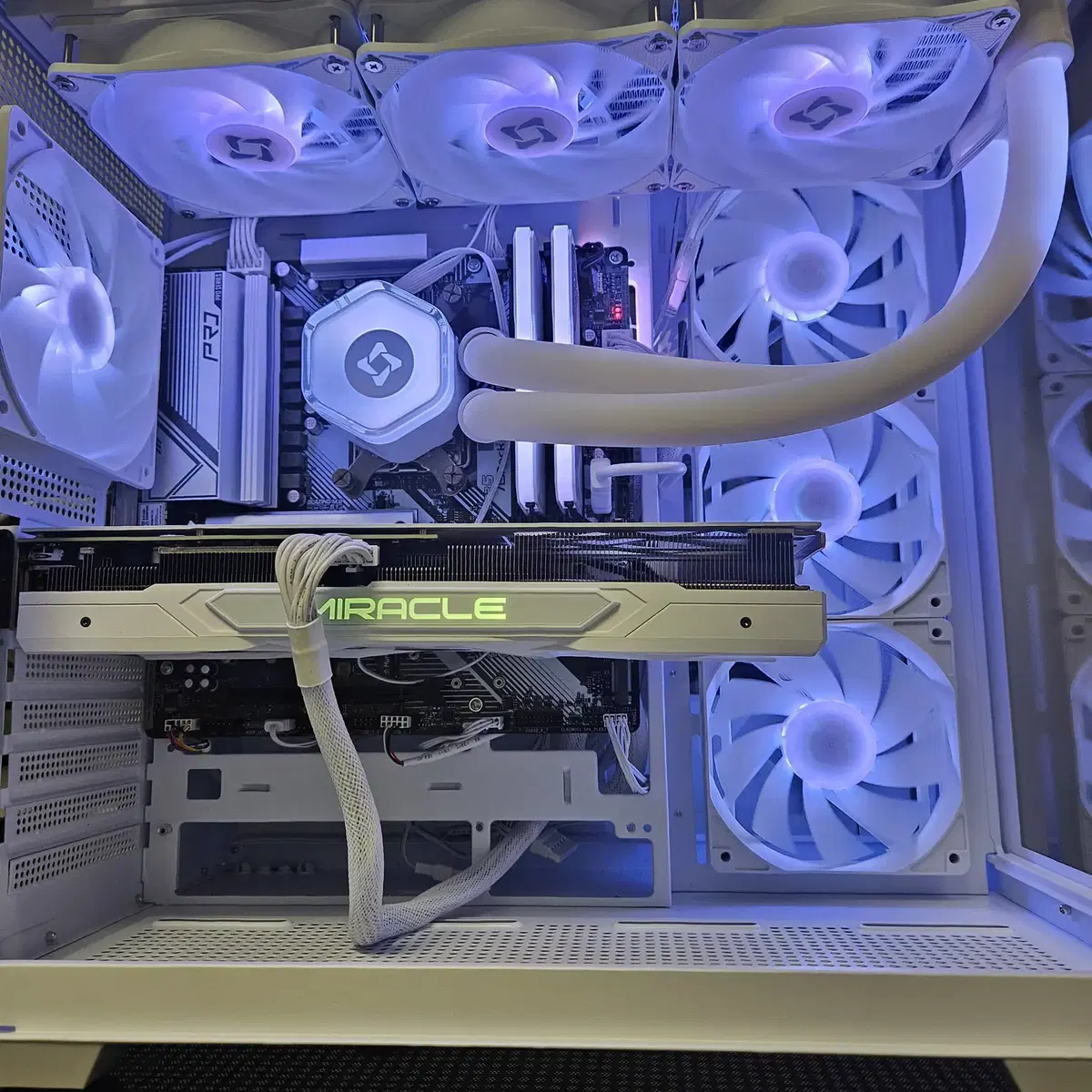 7800x3d, rtx4070 super 미라클 white 본체