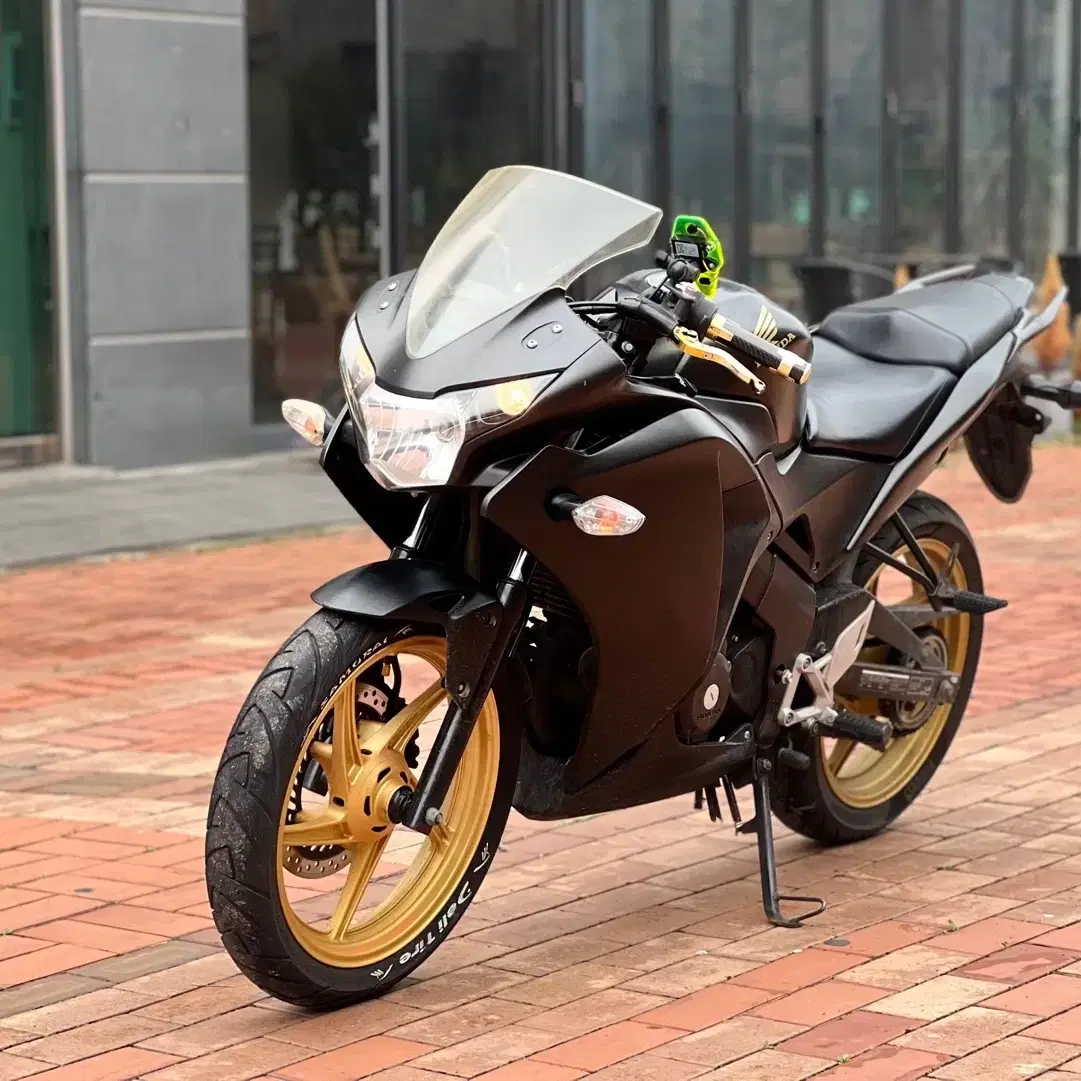 혼다 cbr125r 12년식 블랙 무광차량 시세보다 저렴히 판매합니다.