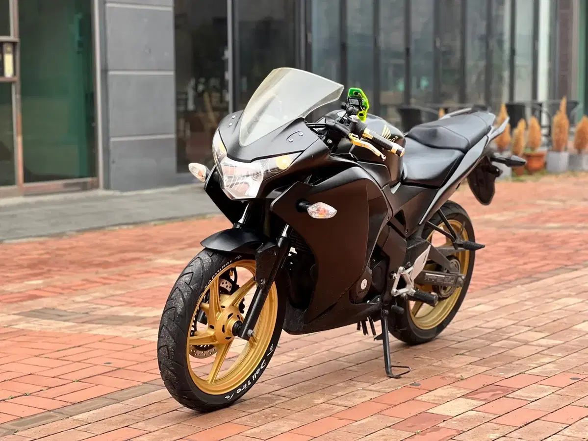 혼다 cbr125r 12년식 블랙 무광차량 시세보다 저렴히 판매합니다.