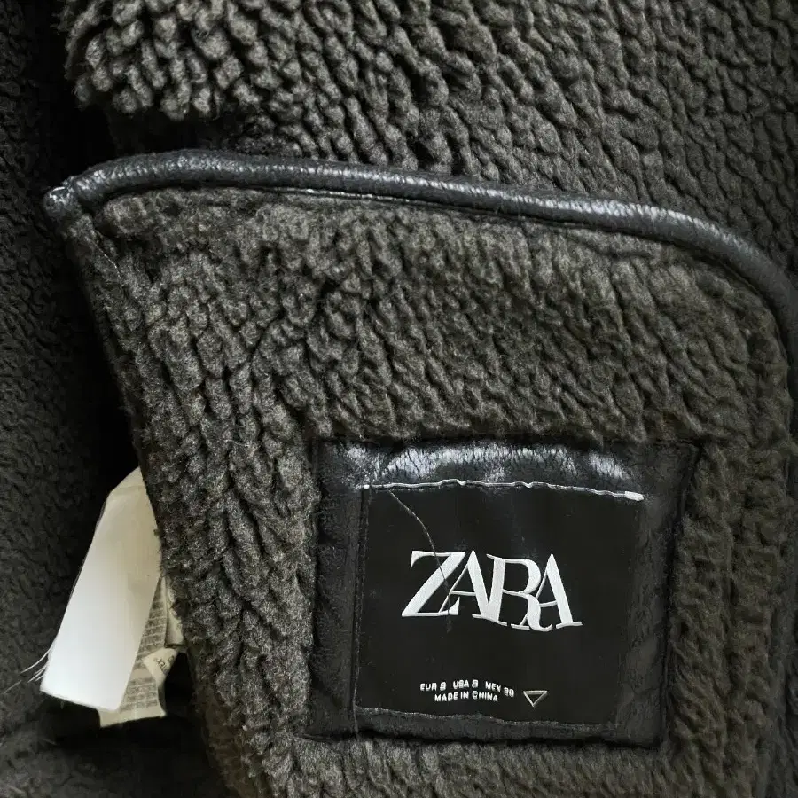 ZARA 가죽 버클 양털 무스탕