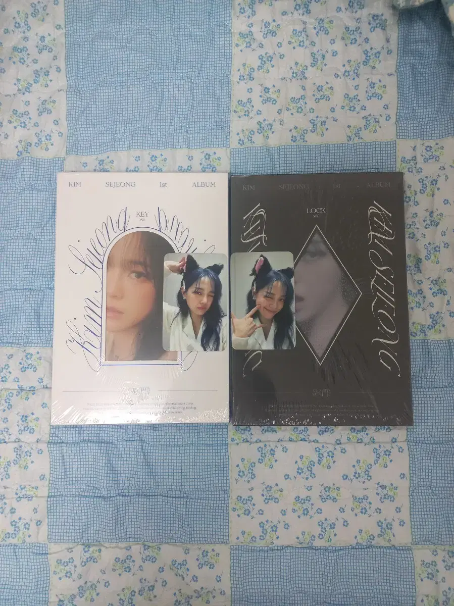 Kim Sejeong 'Moon' album photocard Sells photo cards.