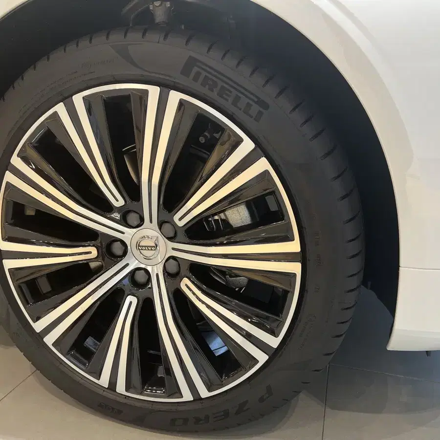 피렐리 P ZERO 볼보 S90 B5 255/40 R19 순정출고타이어