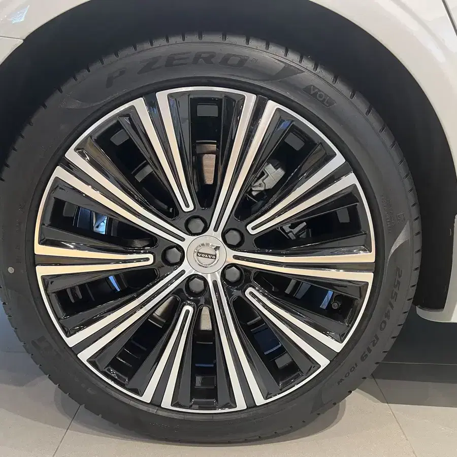 피렐리 P ZERO 볼보 S90 B5 255/40 R19 순정출고타이어