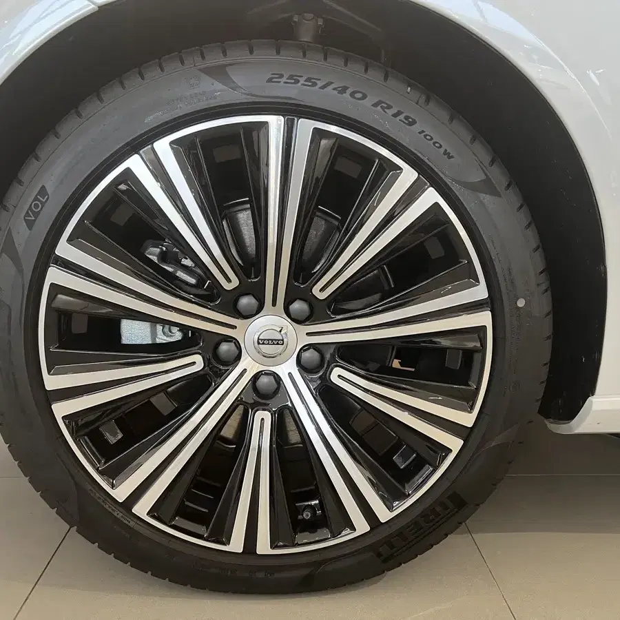 피렐리 P ZERO 볼보 S90 B5 255/40 R19 순정출고타이어