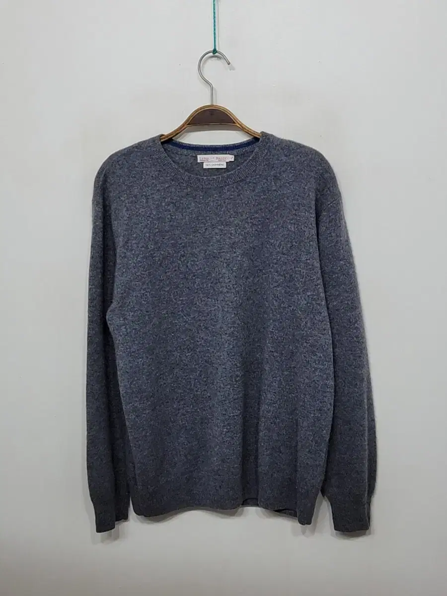 (L) Cashmere knit gray plain round sweater