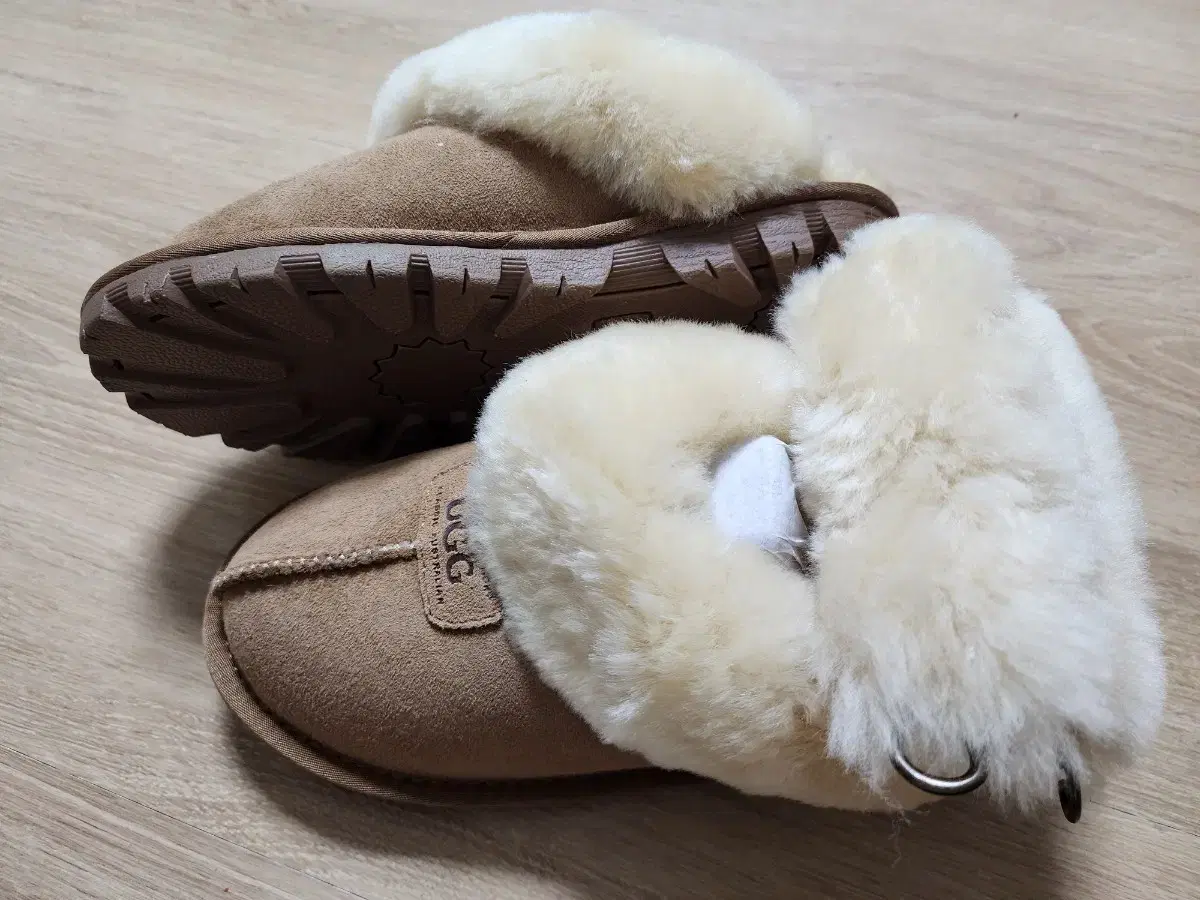 호주 어그 UGG 스트랩 퍼밴딩 슬리퍼 체스트넛 색상 245~250mm