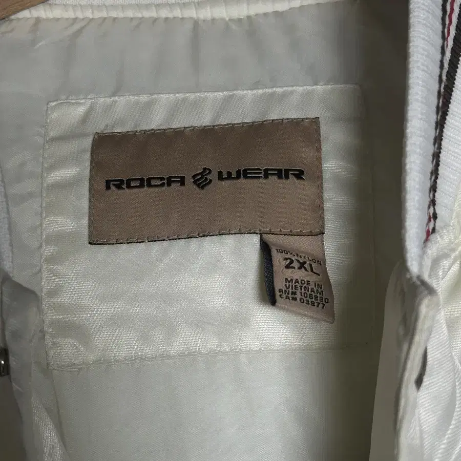 ROCA WEAR 로카웨어 사틴 바시티 자켓 착샷 아 이보리 브라운