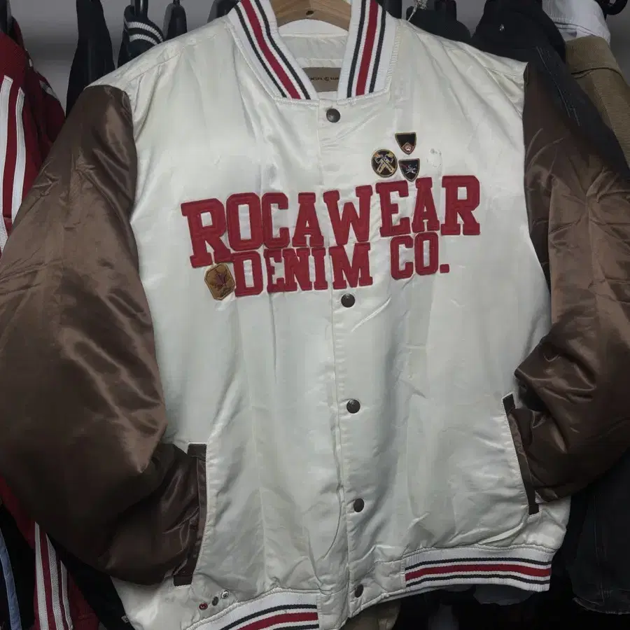 ROCA WEAR 로카웨어 사틴 바시티 자켓 착샷 아 이보리 브라운