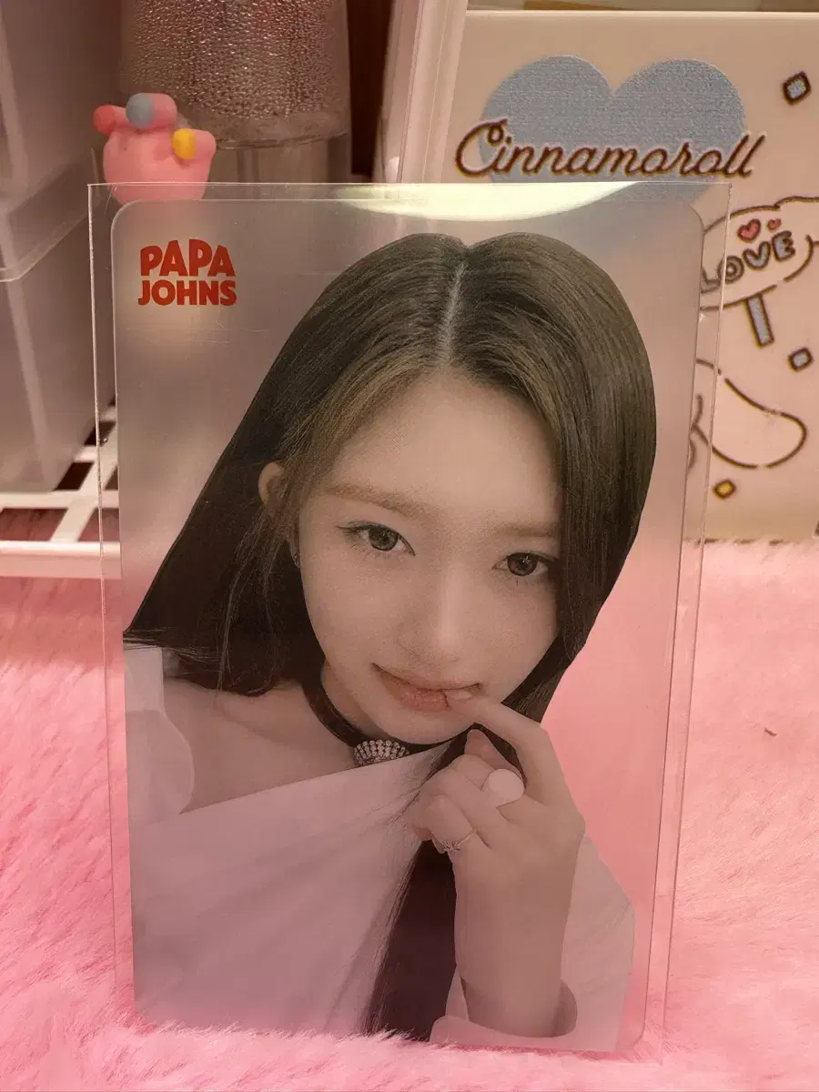 IvePapaZones leeseo sells two-sided photocards.