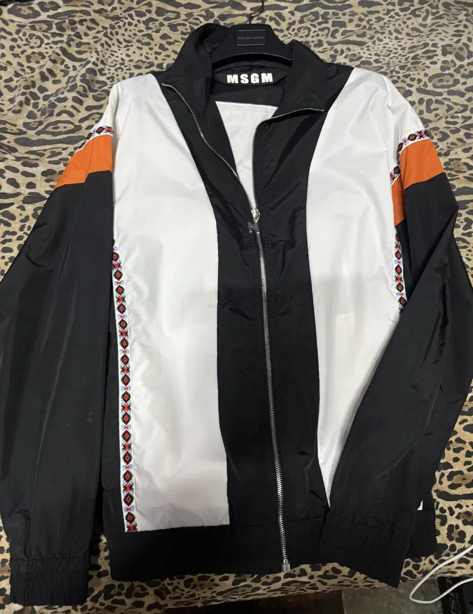 I only sell 15 MSGM windbreakers in size 48.